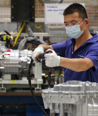 上半年武汉高新产品生产加快,新能源汽车、工业机器人等大幅增长