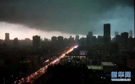 罕见暴雨 武汉白天秒变 黑夜 ,最大风力14级,吊篮撞击高楼致2人不幸死亡