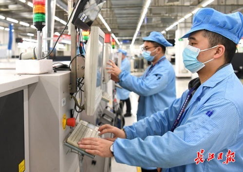 全神贯注 5g生产线上的年轻面庞