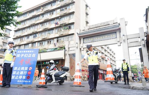 高考首日 万名警力护航武汉平稳有序
